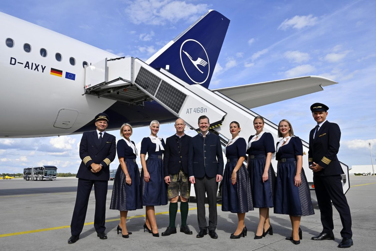 Flughafen München Oktoberfest mit Lufthansa Trachtencrew vor einem Flugzeug auf dem Vorfeld des Airports
